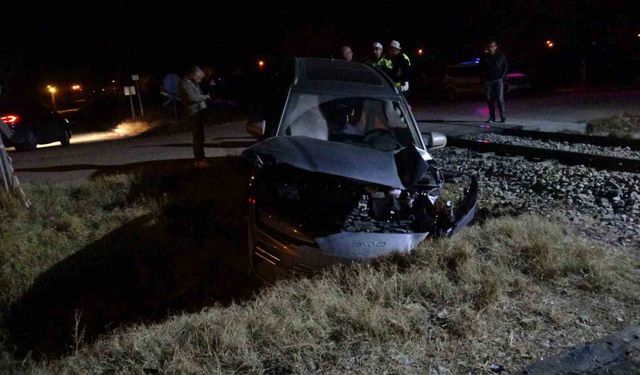 Yük treni hemzemin geçitte otomobile çarptı