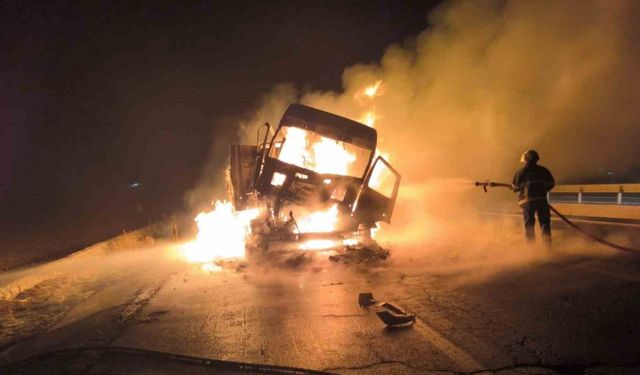 Mardin’de çarpışan iki tırdan biri yandı