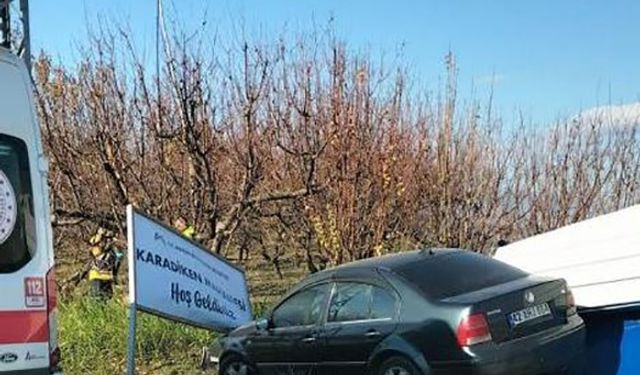 Mersin’de otomobil otobüs durağına çarptı: 2 yaralı