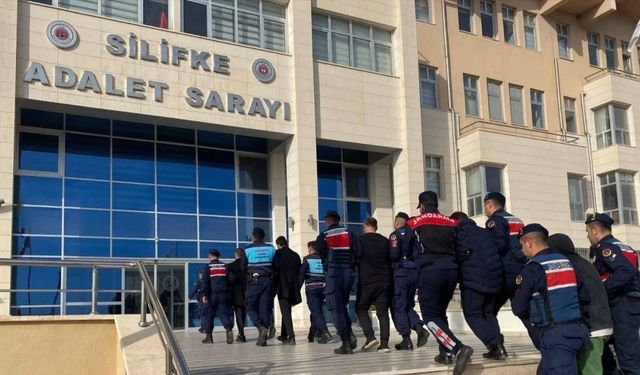 Mersin’de tekneye kaçak sigara operasyonu: 6 tutuklama