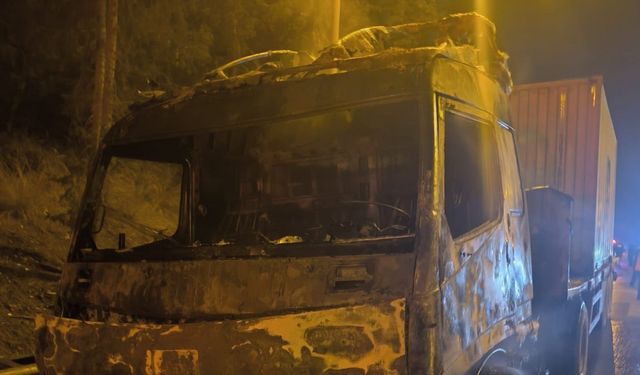 Mersin’de tır yanarak kullanılamaz hale geldi