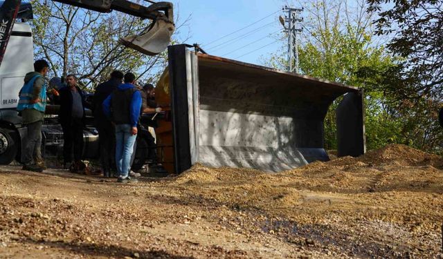 Mıcır yüklü kamyonun damperi devrildi, sürücü bayıldı