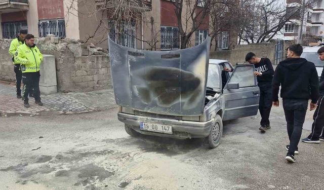 Motor kısmı tutuşan otomobili yanmaktan itfaiye kurtardı