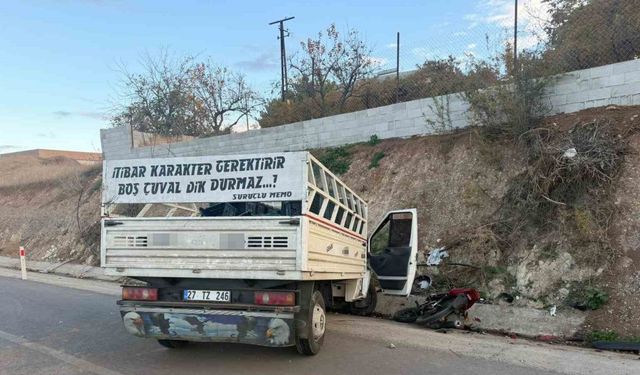 Motosiklet ile kamyonet çarpıştı: 1 ölü