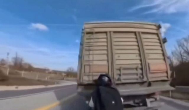 Motosiklet, kamyona arkadan çarptı: 1 yaralı