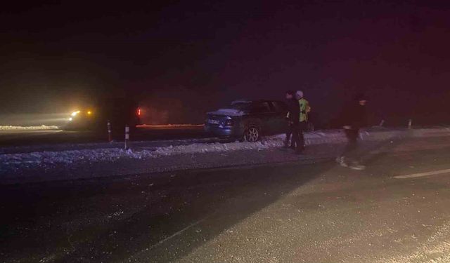 Muş'ta sis ve buzlanma kazaya neden oldu: Otomobil refüje çarptı