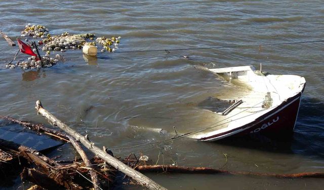 Ordu'da denizdeki fırtına hayatı felç etti: Dalgalar evlere zarar verdi, balıkçı teknesi parçalandı