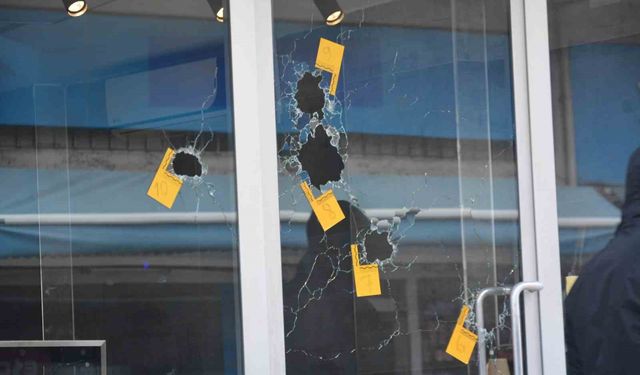 İş yerine uzun namlulu silahla saldırı: O anlar güvenlik kamerasında