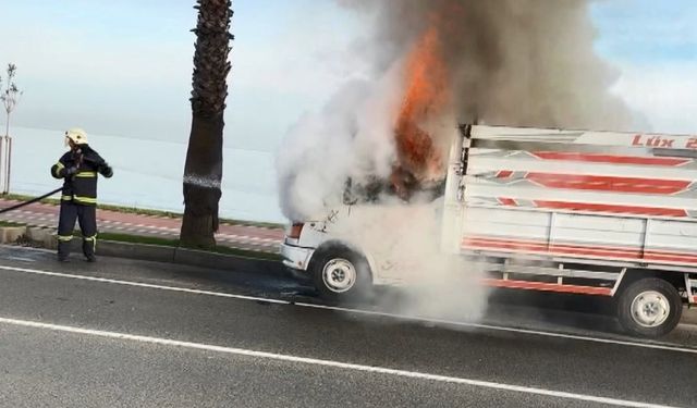 Ordu’da seyir halindeki kamyonet yandı