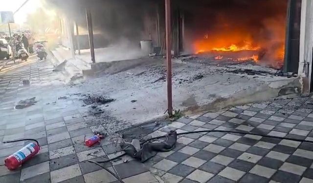 Oto tamir dükkanı ve 2 araç çıkan yangında küle döndü
