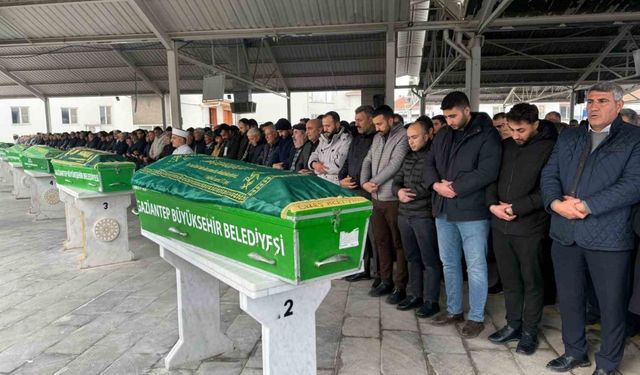 Otobüs kazasında hayatını kaybeden 3 kişi Gaziantep’te son yolculuğuna uğurlandı
