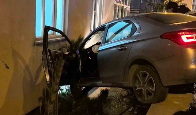 Otomobil bahçe duvarında asılı kaldı