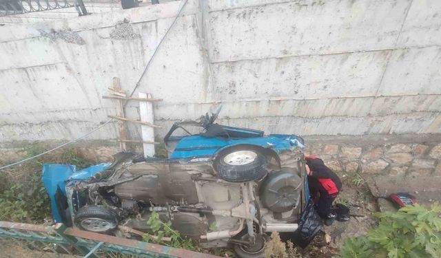 Otomobil drenaj kanalına uçtu: 3 yaralı