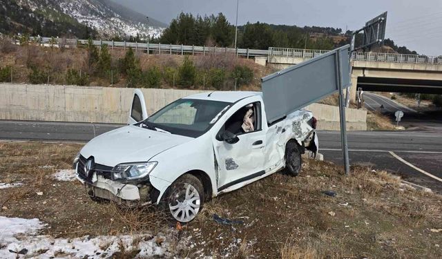 Otomobil ile tır çarpıştı