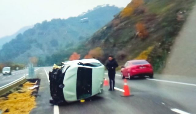 Otomobil yan yattı: 4 yaralı