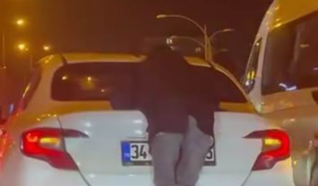 Otomobilin arkasına tutundu, hem kendini hem trafiği tehlikeye attı
