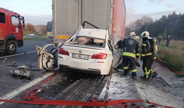 Otomobiliyle tırın altına giren 18 yaşındaki sürücü hayatını kaybetti