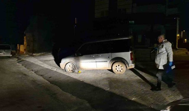Park halindeki aracı benzin döküp ateşe verdi, alevler aracı sarmadan söndürüldü