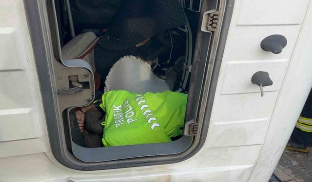 Polis üniformasını çıkarıp yaralının üzerini örttü