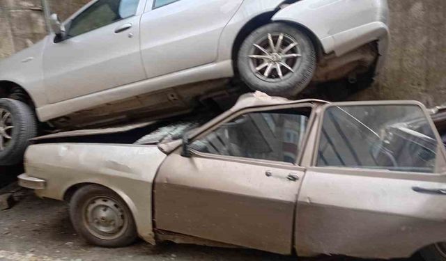 Rampada geriye kayan otomobil park halindeki aracın üzerine çıktı