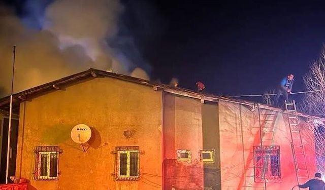 Refahiye'de köy konağı eklentisinde yangın