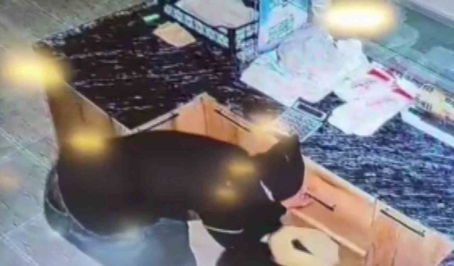 Sadaka kutusu ve nakit para çalan şahıslar kameraya yakalandı
