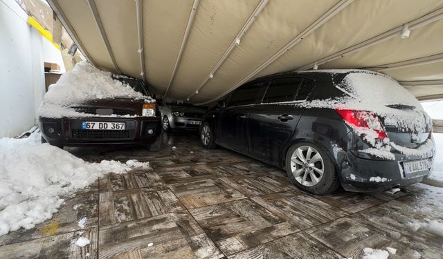 Safranbolu'da kar ağırlığı garajı çökertti: 3 araç zarar gördü