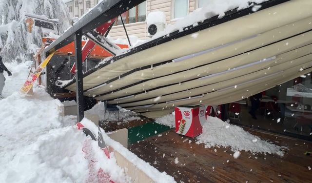 Safranbolu'da kar nedeniyle çatı ve tenteneler çöktü