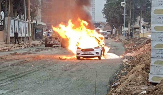 Şantiye çalışmaları esnasında zarar verilen doğalgaz borusundan çıkan alevlerle hafif ticari araç yandı