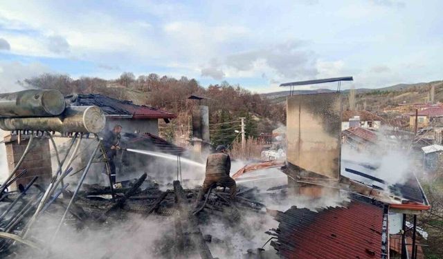 Şaphane’de çıkan yangında bir evin çatısı hasar gördü