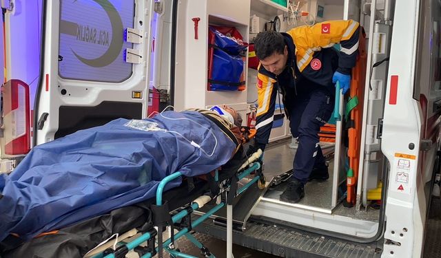 Şarampole devrilen otomobilde 3 kişi yaralandı