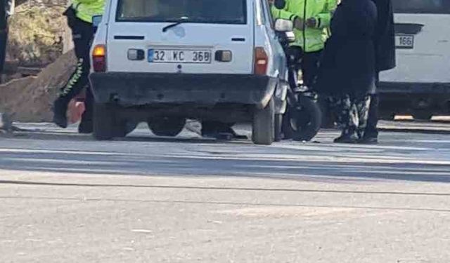 Şarkikaraağaç’ta elektrikli bisikletle otomobil çarpıştı, 2 kişi yaralandı