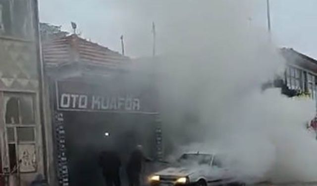 Seyir halindeki otomobil yandı, esnaf yardıma koştu