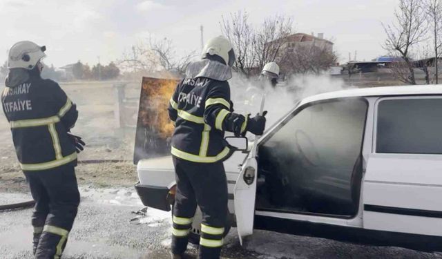 Seyir halindeki otomobilin motor kısmından alevler yükseldi