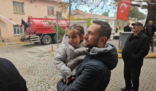 Sındırgı’da evlerinin yıkılışını hüzünlü gözlerle izlediler