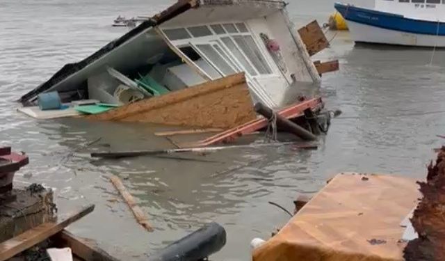 Sinop'ta şiddetli fırtına, balıkçı barınağına zarar verdi