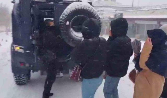 Şırnak'ta kar alarmı: Polis mahsur kalan vatandaşların yardımına koştu