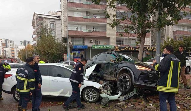 Siverek’te otomobiller çarpıştı: 2 yaralı