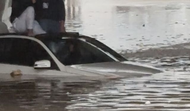 Suda mahsur kalan araçtaki 2 kişiyi itfaiye ekipleri kurtardı