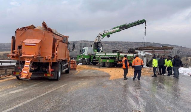 TAG Otoyolu’nda yanan tırlar kaldırıldı, yol trafiğe açıldı