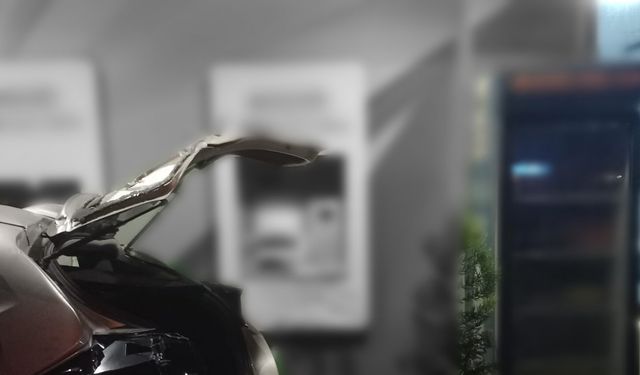 Takla atan araç banka şubesine çarparak durabildi: 2 yaralı