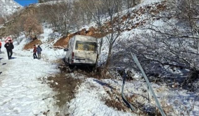 Taraftarları taşıyan minibüs şarampole kaydı