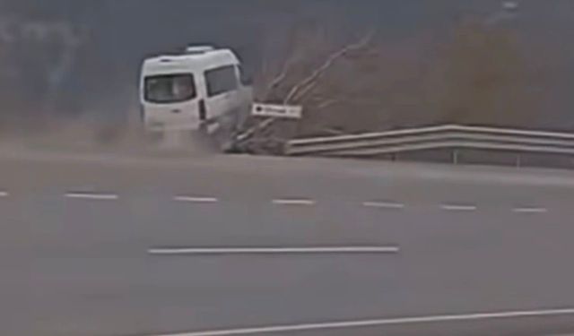 Tarım işçilerini taşıyan minibüsün şarampole uçtuğu kaza kamerada