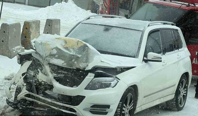 Tatvan Belediye Başkanının makam aracı kaza yaptı