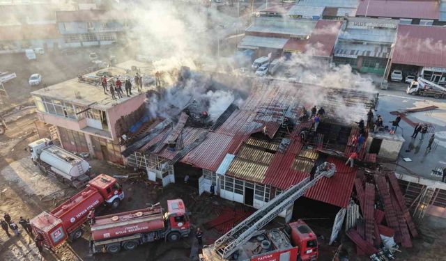 Tatvan’da kereste dükkanında yangın
