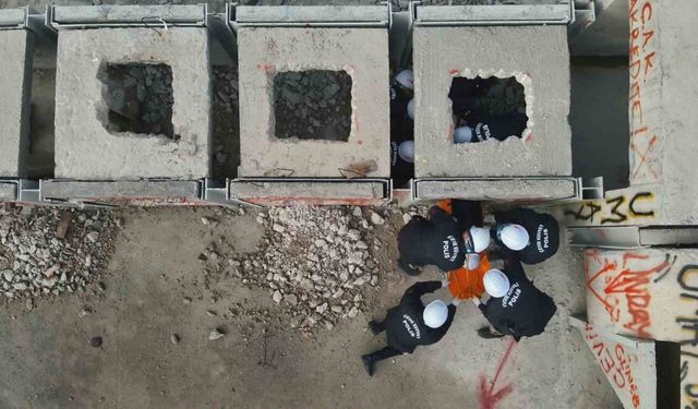 Tekirdağ’da çevik kuvvete afet anında enkazda arama kurtarma eğitimi