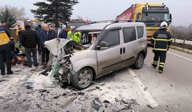 Tırla çarpışan hafif ticari araç alev aldı: 5 yaralı