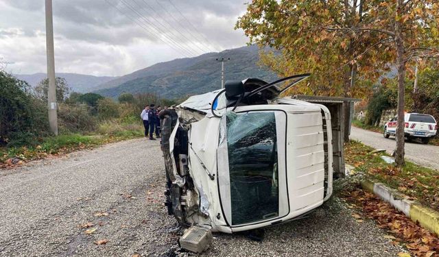 Traktöre çarpmamak için manevra yaptı, devrilen kamyonette yaralandı