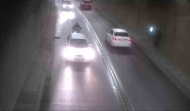 Tünelde bir anda duran otomobile motosiklet çarptı