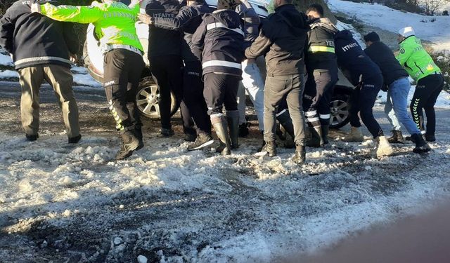 Türkeli'de buzlanma kazaya neden oldu: Otomobil yan yattı
